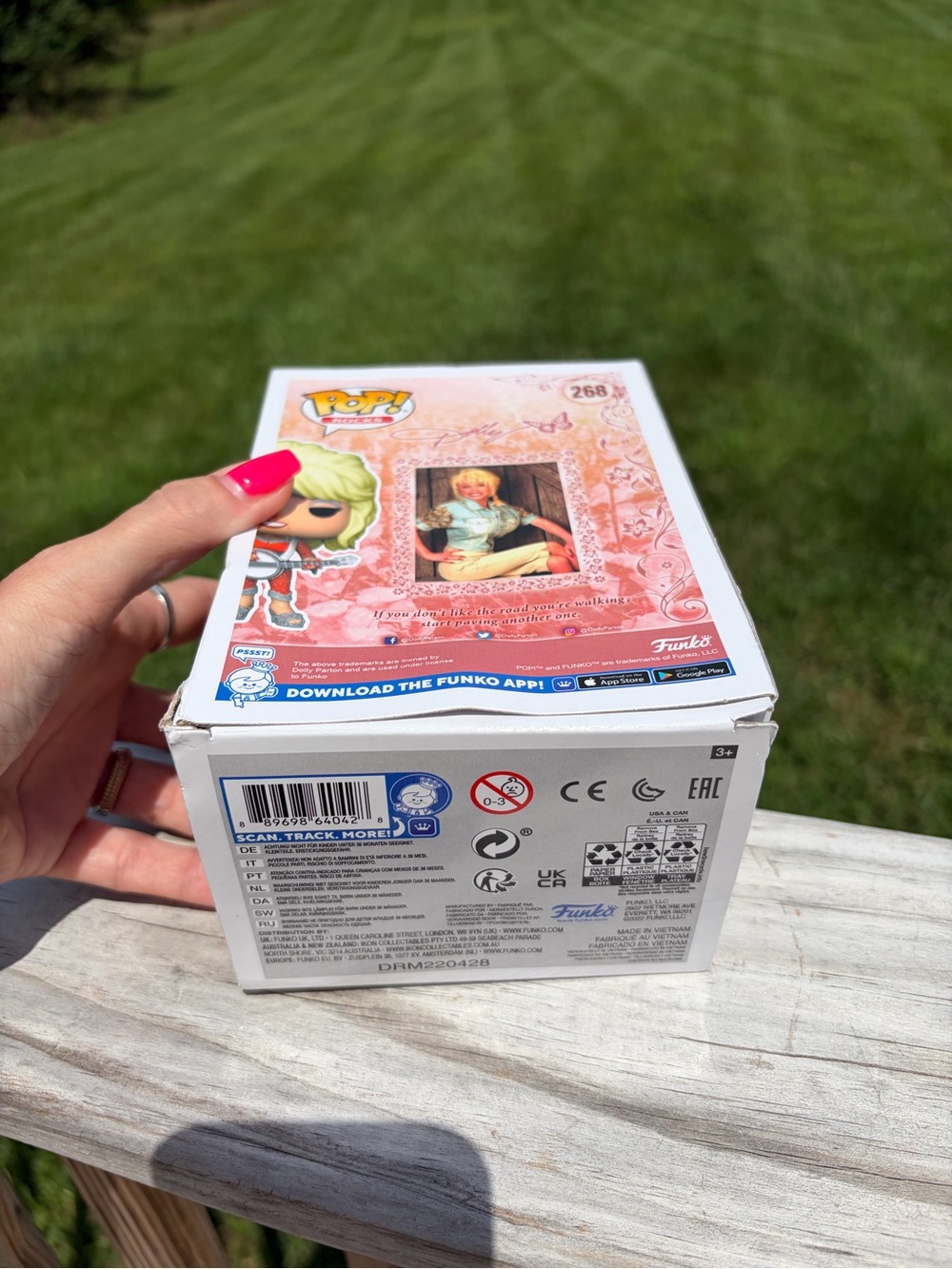 Funko Pop Rocks Dolly Parton #268 Vinyl Figure Standards Size Slight Box Damage - Picture 8 of 9